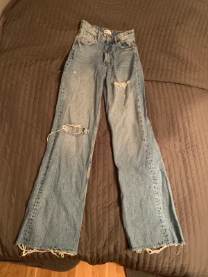 Zara jeans - Dessa jeans från zara, vida i modellen. Använda 1-2 gånger och passar 32-34