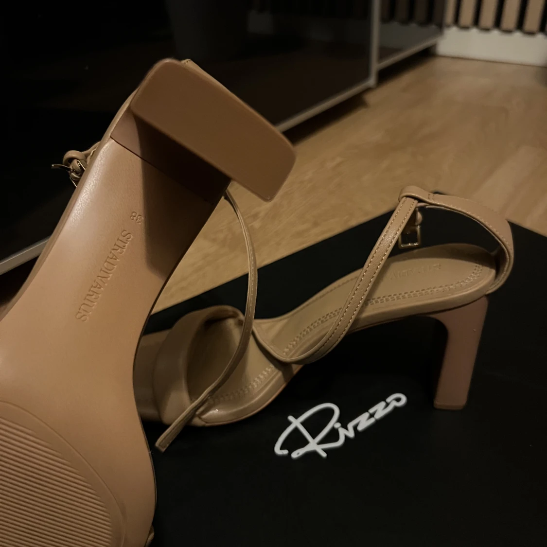 Stradivarius beige klackar  - 90