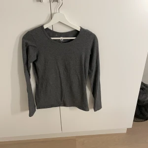Grå basic tröja - Grå basic tröja. Stl xs, använd fåtal gånger.
