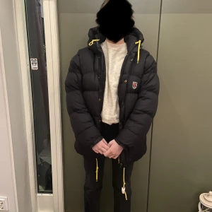 Fjällräven expedition down jacka  - Säljer nu min svarta fjällräven jacka. Storlek xs, är oversize på mig som har s/m i vanliga fall. Säljer för vill köpa en annan färg denna vintern  En liten skada längst ner på armen, se foto 