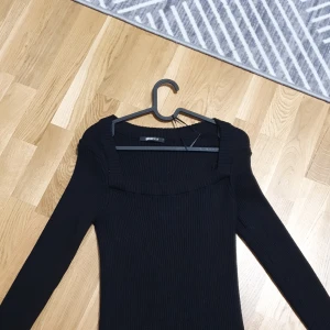 Stickad tröja - Stickad tröja från gina tricot. Använd fåtal gånger. Fint skick. Storlek L men skulle nog säga att den är som en storlek M