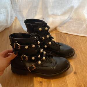 Boots med pärlor, väldigt sparsamt använda! Storlek 38. 300 kr+spårbar frakt (99 kr)
