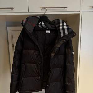 Burberry monogram jacket  Storlek XL - sitter som L  Condition 9/10  Detachable armar  Först till kvarn