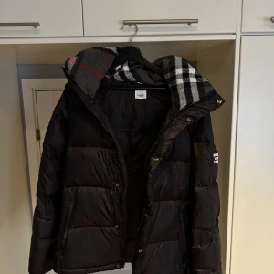 Burberry jacka - Burberry monogram jacket  Storlek XL - sitter som L  Condition 9/10  Detachable armar  Först till kvarn