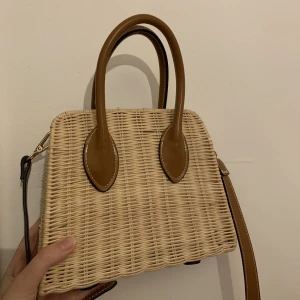 Zara väska  - Liten väska från zara! Så fin och somrig, knappt använd 