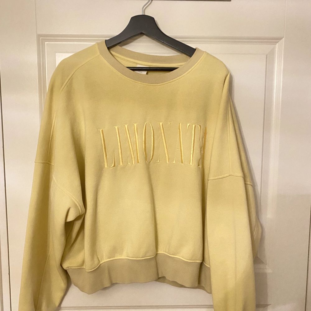 Jättemysig och snygg gul sweatshirt. Text:LIMONATA. Sparsamt använd och i fint skick.. Huvtröjor & Träningströjor.