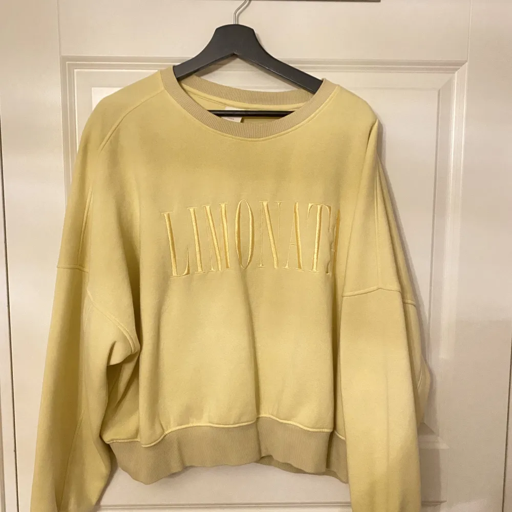 Jättemysig och snygg gul sweatshirt. Text:LIMONATA. Sparsamt använd och i fint skick.. Hoodies.