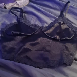 Hm topp - En svart topp den passar på storleken s och xs