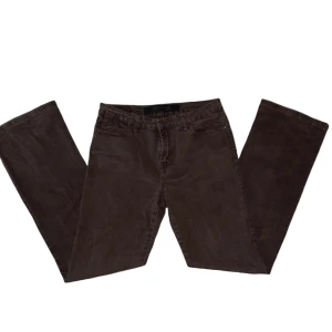 Jeans - BRUNA UTSVÄNGDA JEANS                 MATERIAL: 98% bomull och 2% elestan                                                    SKICK: Byxorna är i bra skick och har inga defekter. 