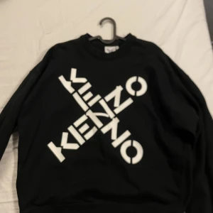 Märkes tröja - Hej vill nämligen sälja den fina kenzo tröjan eftersom jag har växt ifrån den. Tröjan är väldigt populär av ungdomar. Jag köpte den på johnells för 3200kr. Och nu säljer ja den för 1300kr.  Storlek M men passar även L
