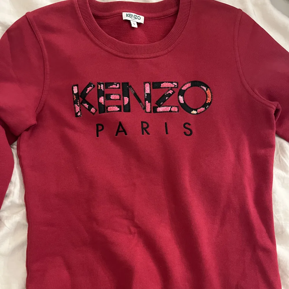 Röd kenzo tröja utan luva, äkta. Säljer pga för liten, väldigt bra skick, använd få gånger, kan gå ner i pris. Hoodies.