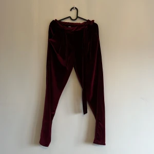 Vinröda velour byxor - Bekväma byxor i velour, använda ett fåtal gånger, i bra skick. Inte bästa bilden men kan skicka fler vid intresse, köpare står för frakt