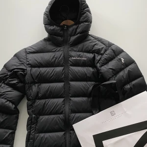 Peak Performance Jacka - Tjena! Säljer min Peak jacka nu när det är vinter tider. Strl:S sitter tts och har ingen rivmärken eller skador. Helt fräsch och kvallen är på topp! Nypris: 2500