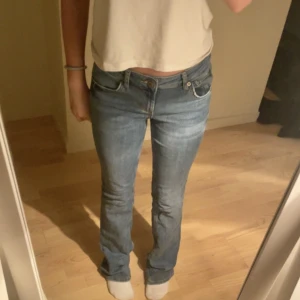 Lågmidjade jeans - Säljer dessa lågmidjade jeans från zara som inte finns kvar. Använd ett fåtal gånger och säljer på grund av att jag har liknande! Pris: 250+frakt Storlek: 34 