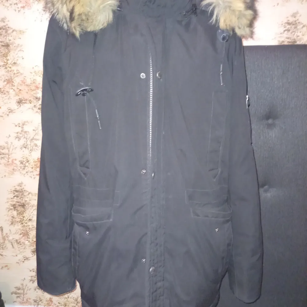 Detta är en svart rockandblue vinterjacka för män i storlek M. Jag säljer denna jacka för att den ej passar längre. Jackan är ren och fin. Den är köpt för 2000 och jag säljer den för 500kr. Om det skickas via post står jag ej för frakt. . Jackor.