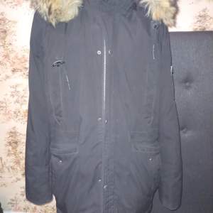 Detta är en svart rockandblue vinterjacka för män i storlek M. Jag säljer denna jacka för att den ej passar längre. Jackan är ren och fin. Den är köpt för 2000 och jag säljer den för 500kr. Om det skickas via post står jag ej för frakt. 