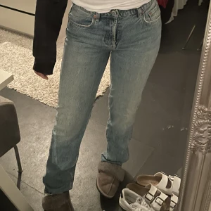 Populära Lågmidjade Jeans - Lågmidjade Zara Jeans som inte längre finns på hemsidan, jättebra skick och superbekväma! 