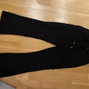 Flare sweatpants - Säljer ett par utsvängda mjukisbyxor i stl S, knappt använda! har ett par likadana grå på min profil🤍