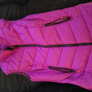 Väst lila   strl 38 - En lila väst sparsamt använd 2 gånger. Varm skön.