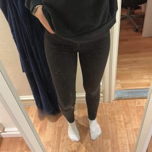 Säljer ett par högmidjade Levis jeans i storlek 25. Vilket jag skulle säga motsvara xs-s. Jeansen är stretchiga och i fint skick. 