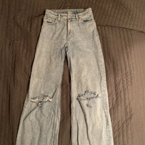 Jeans monki  - Ett par jeans från monki, i gott tillstånd. Storlek 34 och ganska långa i storleken.
