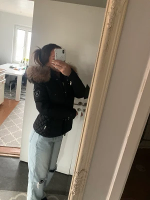 Rock and Blue jacka dam - Säljer min älskade rock and blue jacka, nästan helt ny använd endast en månad. ser ut som ny inga skador eller så. kom privat för fler bilder & mer information. pris kan diskuteras vid snabb köp. Äkta päls och jacka såklart