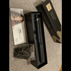 Ghd locktång - Säljer denna ghd locktång pga felköp, aldrig andvänd. Nypris 2099 men säljes för 900kr. Jätte bra nu till julklapp. 