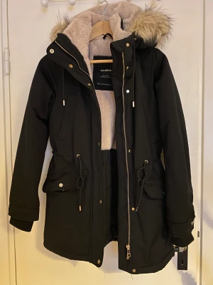 Pull & Bear - Black parka with soft fake fur lining and hood. Excellent condition. 