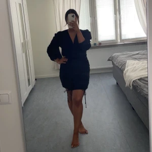 Festklänning  - Otroligt fin och smickrande klänning i storlek L.  Jag har vanligtvis M men denna var mindre i storleken så därför tog jag en L. Har inte fått någon användning av klänningen då jag inte haft något tillfälle att ha den till. Klänningen har snörningar framt