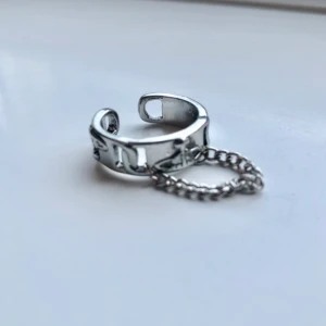 Vivienne westwood liknande ring - Säljer denna supersnygga ringen som liknar vivienne westwood (EJ ÄKTA) Kan mötas upp i Stockholmsområdet annars tillkommer frakten 🖤