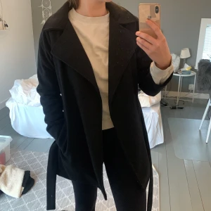 Kort kappa från BikBok - Varm kappa från BikBok. Stor i storleken passar en S men står strlk Xs