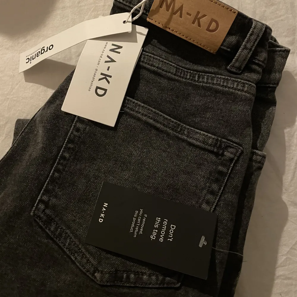Helt nya gråsvarta jeans från NA-KD i strl 36. (Men dom är stretchiga)  Frakt tillkommer❤️. Jeans & Byxor.