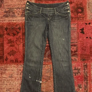 Låg midjade jeans - As coola bootcut jeans med knappar på sidorna och på bakfickorna, dom har en perfekt passform och lite spilld färg som säkert går att få bort men själv tycker jag ba de snyggt (skriv för mer info!!)