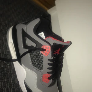 Jordan 4 infrared - Hej säljer helt nya Jordans 4 infrared (ÄKTA) Dem är sköna och passar bra på vintern.