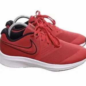 Nike sneakers i Nyskick 36 Röda