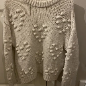 Stickad tröja - Supermysig tröja från Zara, nästan aldrig använd🫶🏼 Den är i storlek 146 men passar en xs💗💗
