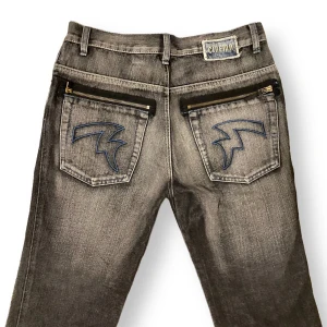 Cinema Jeans  - Från Cinema, storlek 170. Högmidjade! Förstora för dockan, sitter lågmidjad på henne. Mått: Midjebredd 40cm, Grendjup 24cm, höftbredd 49cm och innerbenslängd 80cm. 