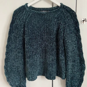 Kabelstickad tröja - Säljer denna gröna oversized kavelstickade tröjan. Jättefin grön som ser glänsande ut. Använd ett fåtal gånger och ser ut som ny. Köpare står för frakt☺️ 