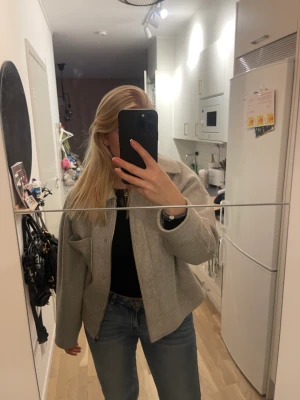 Kappa - Grå kappa från NAKD Använd ett år, men matrialet blir nopprigt direkt. Går att ta bort dock!! Annars super fint skick.