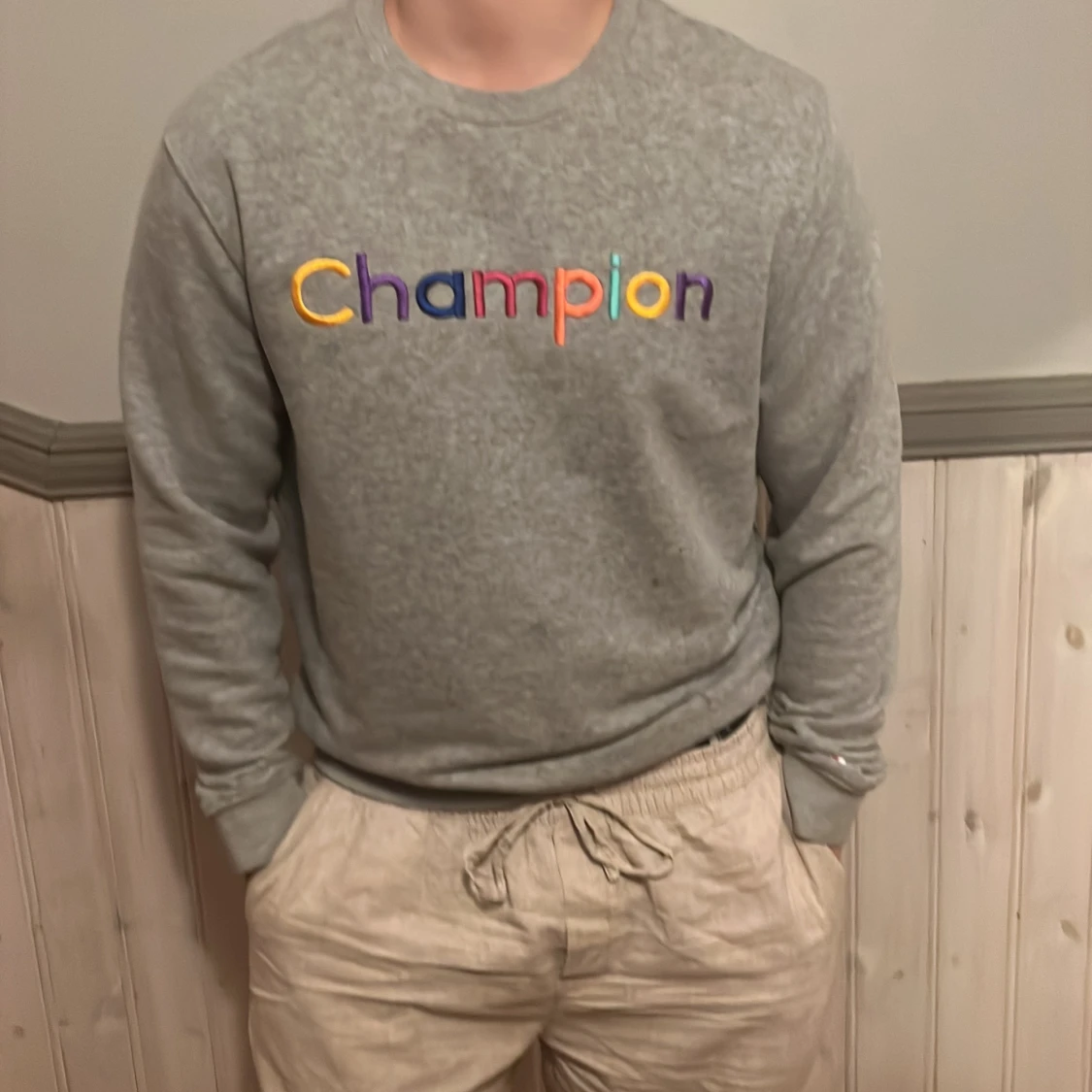 En grå champion sweat shirt  - 90