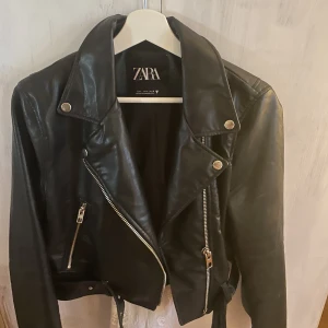 Zara  - ”Kroppar” skinnjacka ifrån zara, storlek L men väldigt liten i storleken, hel och ren:) 