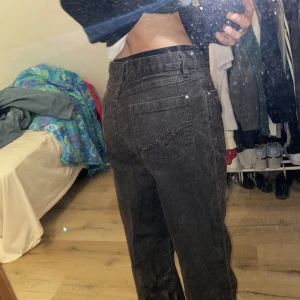 Gira puccino Bruna baggy byxor - Bruna byxor som jag köpte secondhand flera månader sen! Jättefin design på baksidan. Byxorna kom aldrig till användning, men de passar jättebra och är i jättebra skick! 