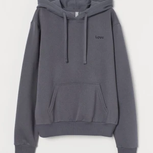 Hoddie - En Hoddie från hm i stl xs. Använd men i bra skick, säljer för 50kr+66kr(frakt). Meddela gärna om du har några frågor❣️