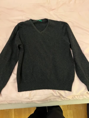 Benetton stickad tröja  - Grå stickad betetton tröja i storlek xs-s  Sparsamt använd 