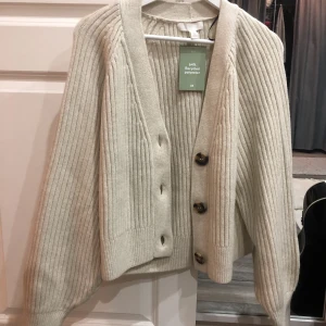 Kofta - Beige kofta från h&m oavnvänd med lapp kvar. Storlek S men skulle passa M också. Köparen står för frakt, fler frågor? skicka dm.