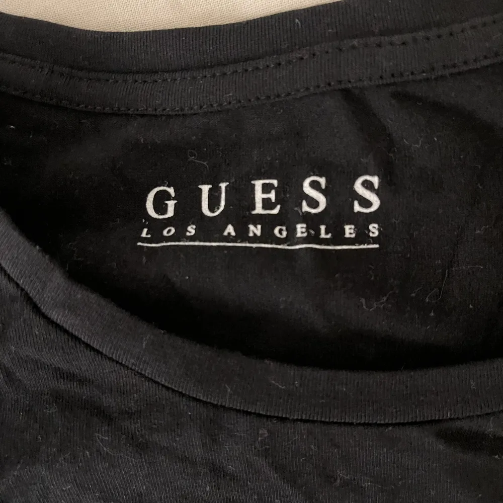 Säljer denna Guess tröja som är helt oanvänd och i bra skick. Skriv för fler bilder och vid intresse.😊🫶🏻. T-shirts.