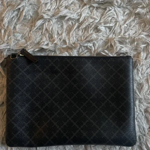 Plånbok/väska/kuvertväska - Plånbok/kuvertväska från malene birger i gott skick! Plats för diverse mindre blånböcker i / smink / osv 