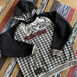 Vintage Tribal Gear Hoodie - Fett cool hoodie i otroligt bra material. Mysig nu i vinter. I fint skick. För fler bilder eller mått kontakta mig!!