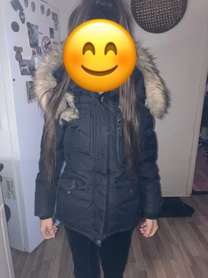 Hollies Livingo 32  - Använd endast en säsong säljes då ja köpte ny.  Köptes för 4500;-  Pälsen är ej äkta men väldigt fluffig och stor 