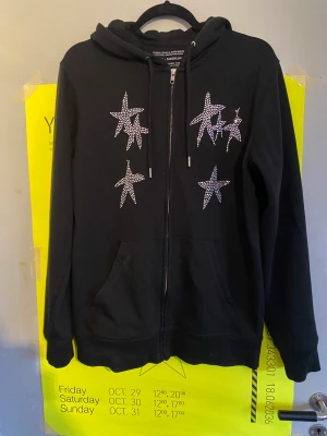 Yung lean zip-up - Merch från Yung Leans Scandinavian tour 2021 Den e i stolek M men skulle säga att den sitter som S.  Den har inte varit använd mycket alls och är som ny. 